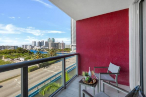 Modern Condo - Amazing Pool - Gym - Balcony